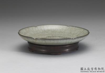 图片[2]-Dish with hibiscus-shaped rim in celadon glaze, Guan ware, Southern Song to Yuan dynasty-China Archive